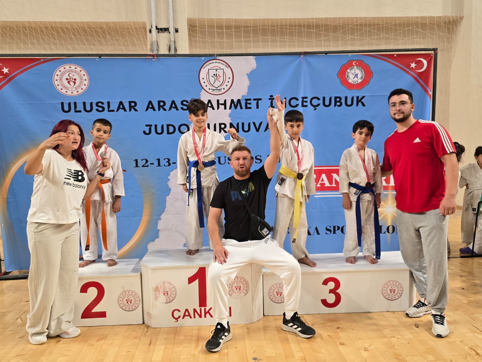 NEVŞEHİRLİ GENÇ JUDOCULAR MADALYALARLA DÖNDÜ